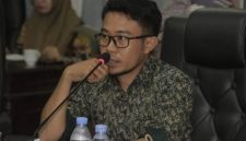 Anggota DPRD Halmahera Selatan dari Fraksi PKB, Junaidi Abusama, saat memberikan keterangan kepada wartawan. PKB mendorong pembentukan Pansus DPRD untuk mengusut berbagai persoalan di RSUD Labuha yang hingga kini belum terselesaikan, mulai dari Jaspel tenaga kesehatan hingga kualitas pelayanan kepada masyarakat (Nalarsatu.com)