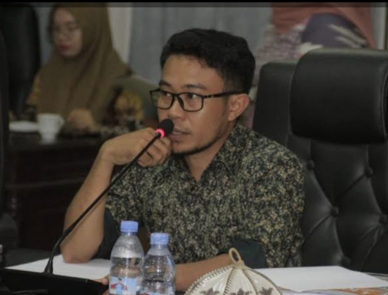 Anggota DPRD Halmahera Selatan dari Fraksi PKB, Junaidi Abusama, saat memberikan keterangan kepada wartawan. PKB mendorong pembentukan Pansus DPRD untuk mengusut berbagai persoalan di RSUD Labuha yang hingga kini belum terselesaikan, mulai dari Jaspel tenaga kesehatan hingga kualitas pelayanan kepada masyarakat (Nalarsatu.com)