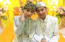 Akad nikah pasangan Eko Saputra dan Satrina Sukardi Dom berlangsung khidmat di Desa Moloku, Kecamatan Gane Barat Utara, Halmahera Selatan, Kamis (09.00 WIT). Prosesi sakral yang dihadiri keluarga, tokoh masyarakat, Kepala Desa Moloku Yahya Assegaf, Kepala Desa Dolik Wahdi Ishak, Bhabinkamtibmas Brikda Sulfi Muhamad, serta warga setempat itu berlangsung penuh haru, kebahagiaan, dan nuansa religius (Foto/Nalarsatu.com)