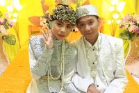 Akad nikah pasangan Eko Saputra dan Satrina Sukardi Dom berlangsung khidmat di Desa Moloku, Kecamatan Gane Barat Utara, Halmahera Selatan, Kamis (09.00 WIT). Prosesi sakral yang dihadiri keluarga, tokoh masyarakat, Kepala Desa Moloku Yahya Assegaf, Kepala Desa Dolik Wahdi Ishak, Bhabinkamtibmas Brikda Sulfi Muhamad, serta warga setempat itu berlangsung penuh haru, kebahagiaan, dan nuansa religius (Foto/Nalarsatu.com)