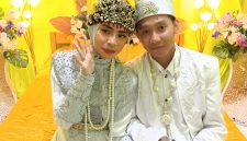 Akad nikah pasangan Eko Saputra dan Satrina Sukardi Dom berlangsung khidmat di Desa Moloku, Kecamatan Gane Barat Utara, Halmahera Selatan, Kamis (09.00 WIT). Prosesi sakral yang dihadiri keluarga, tokoh masyarakat, Kepala Desa Moloku Yahya Assegaf, Kepala Desa Dolik Wahdi Ishak, Bhabinkamtibmas Brikda Sulfi Muhamad, serta warga setempat itu berlangsung penuh haru, kebahagiaan, dan nuansa religius (Foto/Nalarsatu.com)
