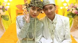 Akad nikah pasangan Eko Saputra dan Satrina Sukardi Dom berlangsung khidmat di Desa Moloku, Kecamatan Gane Barat Utara, Halmahera Selatan, Kamis (09.00 WIT). Prosesi sakral yang dihadiri keluarga, tokoh masyarakat, Kepala Desa Moloku Yahya Assegaf, Kepala Desa Dolik Wahdi Ishak, Bhabinkamtibmas Brikda Sulfi Muhamad, serta warga setempat itu berlangsung penuh haru, kebahagiaan, dan nuansa religius (Foto/Nalarsatu.com)