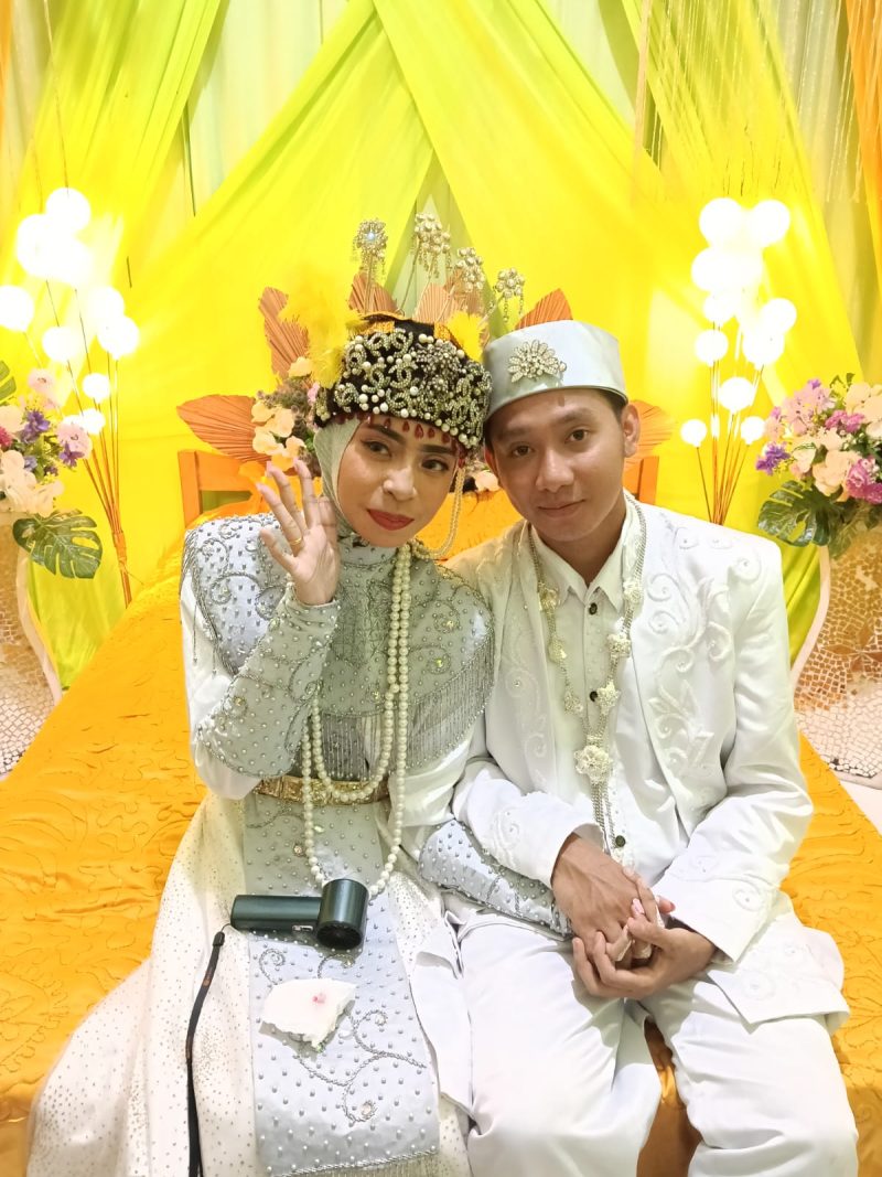 Akad nikah pasangan Eko Saputra dan Satrina Sukardi Dom berlangsung khidmat di Desa Moloku, Kecamatan Gane Barat Utara, Halmahera Selatan, Kamis (09.00 WIT). Prosesi sakral yang dihadiri keluarga, tokoh masyarakat, Kepala Desa Moloku Yahya Assegaf, Kepala Desa Dolik Wahdi Ishak, Bhabinkamtibmas Brikda Sulfi Muhamad, serta warga setempat itu berlangsung penuh haru, kebahagiaan, dan nuansa religius (Foto/Nalarsatu.com)