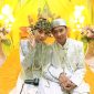 Akad nikah pasangan Eko Saputra dan Satrina Sukardi Dom berlangsung khidmat di Desa Moloku, Kecamatan Gane Barat Utara, Halmahera Selatan, Kamis (09.00 WIT). Prosesi sakral yang dihadiri keluarga, tokoh masyarakat, Kepala Desa Moloku Yahya Assegaf, Kepala Desa Dolik Wahdi Ishak, Bhabinkamtibmas Brikda Sulfi Muhamad, serta warga setempat itu berlangsung penuh haru, kebahagiaan, dan nuansa religius (Foto/Nalarsatu.com)