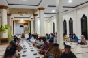 Pemerintah Desa dan masyarakat Desa Moloku menggelar Doa Keselamatan HUT ke-23 Kabupaten Halmahera Selatan di Masjid Al Huda. Kegiatan tersebut menjadi wujud syukur dan harapan agar pembangunan infrastruktur serta peningkatan kualitas SDM di Halsel semakin maju dan merata (Foto:Istimewa)