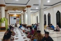 Pemerintah Desa dan masyarakat Desa Moloku menggelar Doa Keselamatan HUT ke-23 Kabupaten Halmahera Selatan di Masjid Al Huda. Kegiatan tersebut menjadi wujud syukur dan harapan agar pembangunan infrastruktur serta peningkatan kualitas SDM di Halsel semakin maju dan merata (Foto:Istimewa)