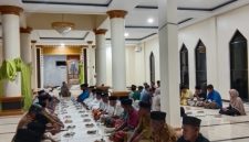 Pemerintah Desa dan masyarakat Desa Moloku menggelar Doa Keselamatan HUT ke-23 Kabupaten Halmahera Selatan di Masjid Al Huda. Kegiatan tersebut menjadi wujud syukur dan harapan agar pembangunan infrastruktur serta peningkatan kualitas SDM di Halsel semakin maju dan merata (Foto:Istimewa)