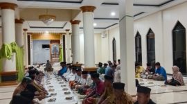 Pemerintah Desa dan masyarakat Desa Moloku menggelar Doa Keselamatan HUT ke-23 Kabupaten Halmahera Selatan di Masjid Al Huda. Kegiatan tersebut menjadi wujud syukur dan harapan agar pembangunan infrastruktur serta peningkatan kualitas SDM di Halsel semakin maju dan merata (Foto:Istimewa)