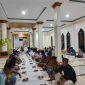 Pemerintah Desa dan masyarakat Desa Moloku menggelar Doa Keselamatan HUT ke-23 Kabupaten Halmahera Selatan di Masjid Al Huda. Kegiatan tersebut menjadi wujud syukur dan harapan agar pembangunan infrastruktur serta peningkatan kualitas SDM di Halsel semakin maju dan merata (Foto:Istimewa)