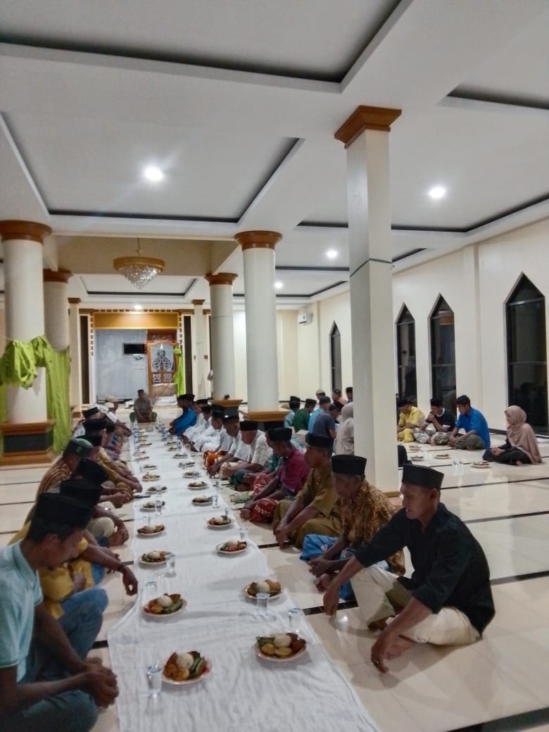 Pemerintah Desa dan masyarakat Desa Moloku menggelar Doa Keselamatan HUT ke-23 Kabupaten Halmahera Selatan di Masjid Al Huda. Kegiatan tersebut menjadi wujud syukur dan harapan agar pembangunan infrastruktur serta peningkatan kualitas SDM di Halsel semakin maju dan merata (Foto:Istimewa)
