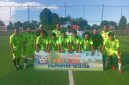 Pemain KJH FC dan Diler FC terlibat duel sengit dalam laga Fun Football PWI Cup I Halmahera Selatan. Mengandalkan permainan cepat dan efektif, KJH FC berhasil mengamankan kemenangan 3-2 atas Diler FC sekaligus memastikan tiket ke babak berikutnya. (Foto: Echa)
