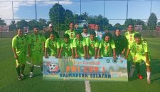 Pemain KJH FC dan Diler FC terlibat duel sengit dalam laga Fun Football PWI Cup I Halmahera Selatan. Mengandalkan permainan cepat dan efektif, KJH FC berhasil mengamankan kemenangan 3-2 atas Diler FC sekaligus memastikan tiket ke babak berikutnya. (Foto: Echa)