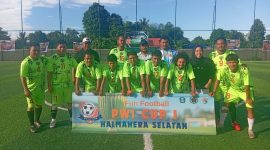 Pemain KJH FC dan Diler FC terlibat duel sengit dalam laga Fun Football PWI Cup I Halmahera Selatan. Mengandalkan permainan cepat dan efektif, KJH FC berhasil mengamankan kemenangan 3-2 atas Diler FC sekaligus memastikan tiket ke babak berikutnya. (Foto: Echa)