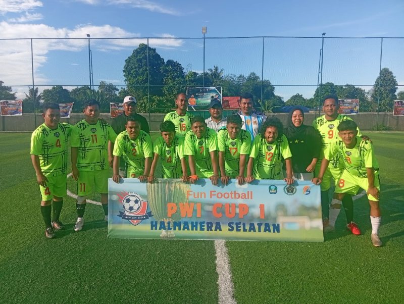 Pemain KJH FC dan Diler FC terlibat duel sengit dalam laga Fun Football PWI Cup I Halmahera Selatan. Mengandalkan permainan cepat dan efektif, KJH FC berhasil mengamankan kemenangan 3-2 atas Diler FC sekaligus memastikan tiket ke babak berikutnya. (Foto: Echa)