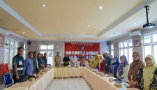Ketua dan anggota Komisi I DPRD Kabupaten Halmahera Selatan saat melakukan konsultasi dan studi tata kelola BLUD di RSUD dr. H. Chasan Boesoirie Provinsi Maluku Utara, Kamis (11/6). Kunjungan tersebut bertujuan memperdalam pemahaman terkait pengelolaan dana Jasa Pelayanan (Jaspel) tenaga kesehatan serta mencari referensi penyelesaian persoalan pembayaran Jaspel di RSUD Labuha. (Foto: Istimewa)