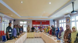 Ketua dan anggota Komisi I DPRD Kabupaten Halmahera Selatan saat melakukan konsultasi dan studi tata kelola BLUD di RSUD dr. H. Chasan Boesoirie Provinsi Maluku Utara, Kamis (11/6). Kunjungan tersebut bertujuan memperdalam pemahaman terkait pengelolaan dana Jasa Pelayanan (Jaspel) tenaga kesehatan serta mencari referensi penyelesaian persoalan pembayaran Jaspel di RSUD Labuha. (Foto: Istimewa)