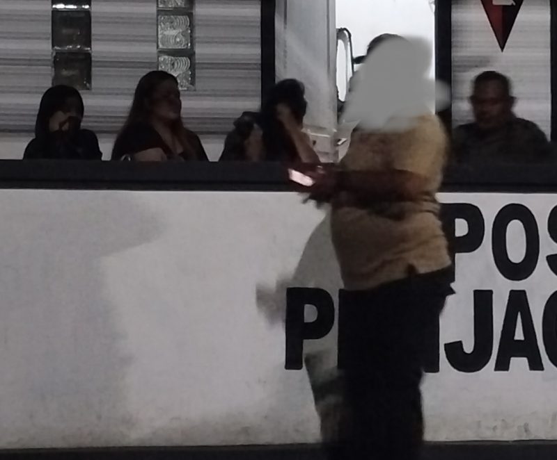 Petugas Satpol PP Kabupaten Halmahera Selatan saat melaksanakan operasi penegakan Peraturan Daerah (Perda) di sejumlah tempat hiburan malam, Sabtu (31/5/2026). Razia tersebut dilakukan sebagai upaya menjaga ketertiban umum, menindaklanjuti laporan masyarakat, serta meningkatkan pengawasan terhadap aktivitas yang berpotensi melanggar aturan daerah. (Foto: Istimewa)