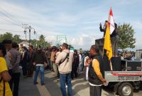 Massa Persatuan Ojek Kupal (PEROK) Kabupaten Halmahera Selatan menyampaikan aspirasi dan menyerukan penghentian mobilisasi karyawan PT Harita Group melalui Pelabuhan Speedboat Kupal dan Bandara Oesman Sadik. Aksi tersebut merupakan bentuk protes terhadap kebijakan perusahaan yang dinilai menerapkan sistem vendor eksklusif dan berdampak pada berkurangnya pendapatan pengemudi ojek lokal (Foto/Nalarsatu)
