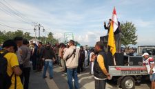 Massa Persatuan Ojek Kupal (PEROK) Kabupaten Halmahera Selatan menyampaikan aspirasi dan menyerukan penghentian mobilisasi karyawan PT Harita Group melalui Pelabuhan Speedboat Kupal dan Bandara Oesman Sadik. Aksi tersebut merupakan bentuk protes terhadap kebijakan perusahaan yang dinilai menerapkan sistem vendor eksklusif dan berdampak pada berkurangnya pendapatan pengemudi ojek lokal (Foto/Nalarsatu)