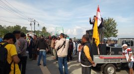 Massa Persatuan Ojek Kupal (PEROK) Kabupaten Halmahera Selatan menyampaikan aspirasi dan menyerukan penghentian mobilisasi karyawan PT Harita Group melalui Pelabuhan Speedboat Kupal dan Bandara Oesman Sadik. Aksi tersebut merupakan bentuk protes terhadap kebijakan perusahaan yang dinilai menerapkan sistem vendor eksklusif dan berdampak pada berkurangnya pendapatan pengemudi ojek lokal (Foto/Nalarsatu)