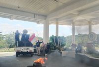 Aksi Aliansi Masyarakat Peduli Desa Gambaru di depan Kantor DPRD Halmahera Selatan menuntut DPRD segera membentuk Pansus, menggelar RDP, dan turun langsung ke lokasi (Foto/Nalarsatu)