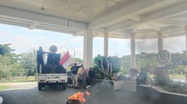 Aksi Aliansi Masyarakat Peduli Desa Gambaru di depan Kantor DPRD Halmahera Selatan menuntut DPRD segera membentuk Pansus, menggelar RDP, dan turun langsung ke lokasi (Foto/Nalarsatu)