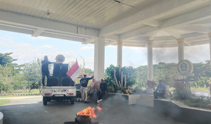 Aksi Aliansi Masyarakat Peduli Desa Gambaru di depan Kantor DPRD Halmahera Selatan menuntut DPRD segera membentuk Pansus, menggelar RDP, dan turun langsung ke lokasi (Foto/Nalarsatu)